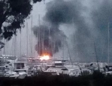 Πάτρα: Στις φλόγες δύο ιστιοφόρα στο παλιό λιμάνι